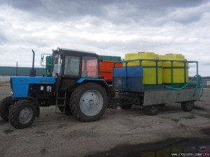 Емкости пластиковые в каркасе для подвоза воды и с/х растворов к опрыскивателям.