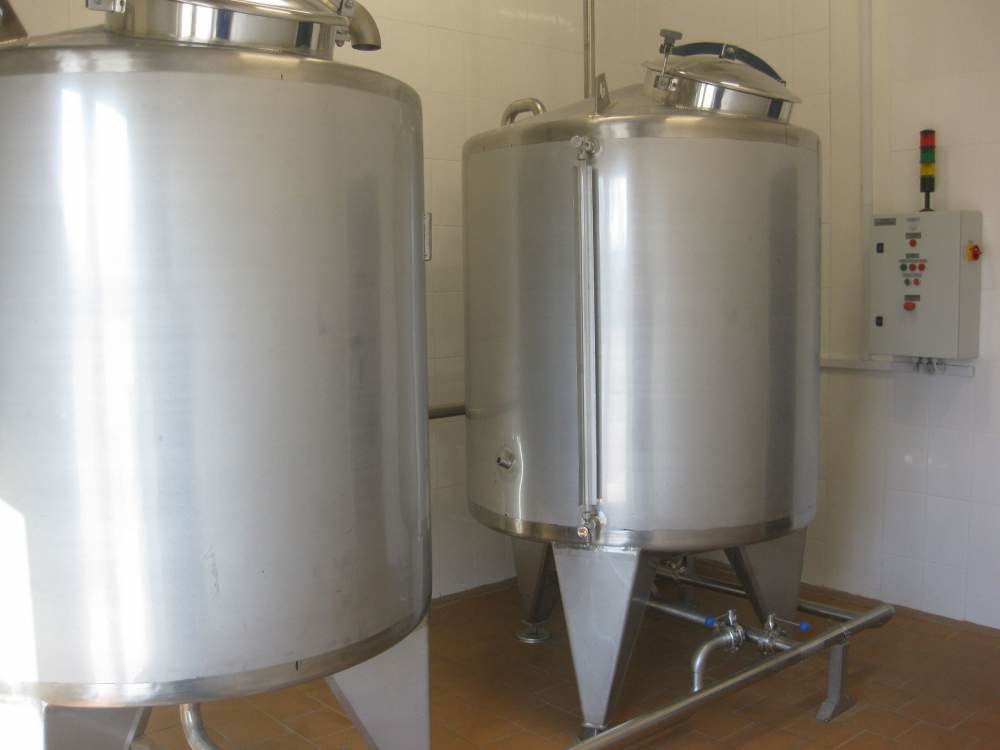 Резервуары для приема и хранения молока Резервуары для приема и хранения молока